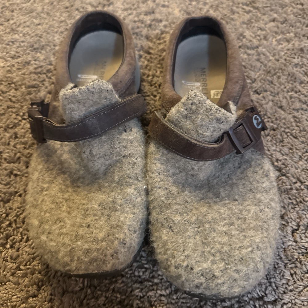 Merrell Kids Slippers in Brown and Gray